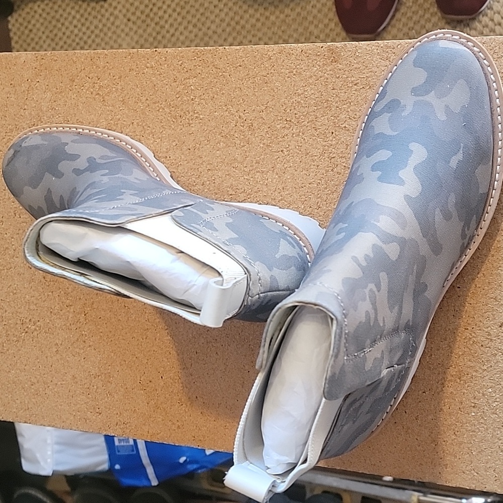 women's  *new* camouflage, size 9 cloth booties